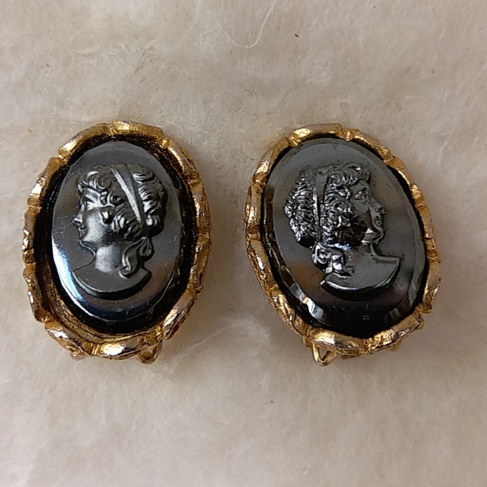 Elegant Vintage cameo head earrings